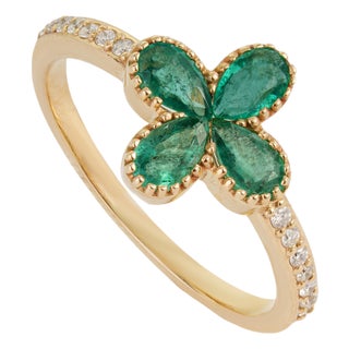Modern Four-Leaf Emerald Diamond Clover Ring Size 7 in 14k Yellow Gold For Sale