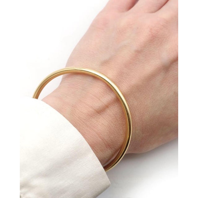 Bangle gold bracelet in 18 karat gold without clasp. Smooth, undecorated, circular bracelet in one piece. The bracelet has...