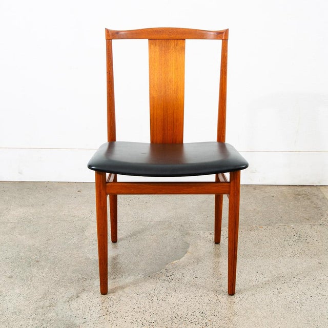 Solid teak dining chair by Henning Sorensen in original black vinyl. Classic look and design. Clean, functional and stylish.