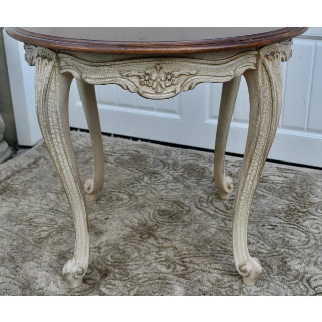 1990s Vintage Wood Round Table Venetian Two Tone White Crackle French Provincial For Sale - Image 5 of 12
