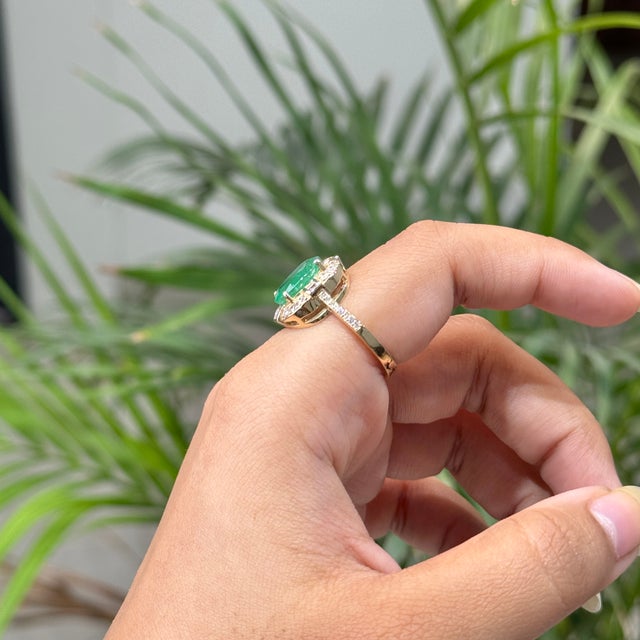 Mid 1920s Style 3.27Carats Oval Emerald Diamond 14k Gold Art Deco Ring Size 4 For Sale In New York - Image 6 of 18