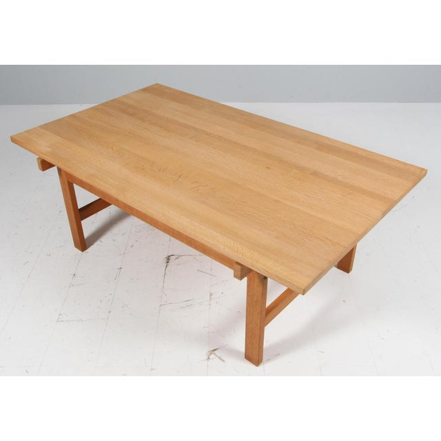 Coffee Table in Oak attributed to Hans J. Wegner for Andreas Tuck, 2000s For Sale - Image 3 of 7