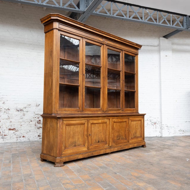 Impressive 19th-century walnut bookcase. Eight lockable doors open to reveal a series of shelves. Height: 88 cm. Walnut...