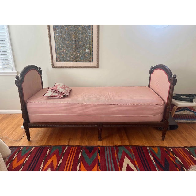 Authentic Late-18th-Century French Louis XVI Daybed, Professionally Restored and Reupholstered by a French Master Artisan in Los Angeles For Sale - Image 4 of 4
