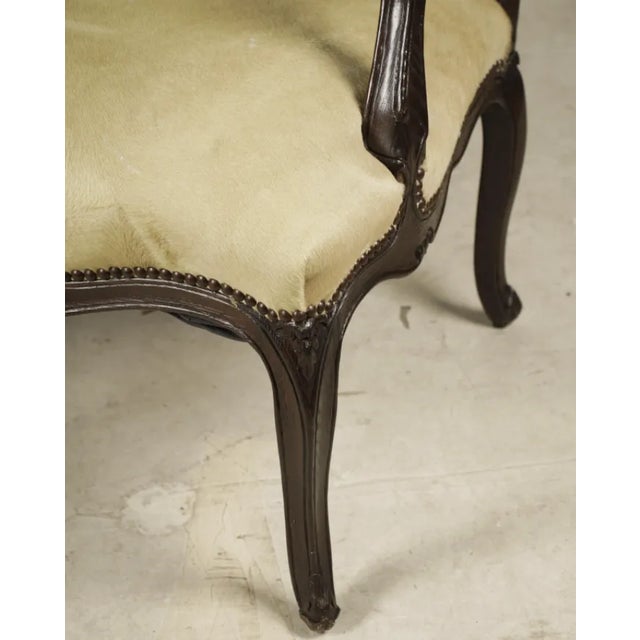 A Pair of French Provencial Louis XV-Style Fauteuils Pale White Hide Leather For Sale In Los Angeles - Image 6 of 12