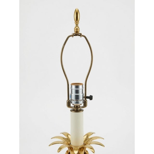 Mid 20th Century Vintage Brass Table Lamp With Black Column & Palm Leaf Detail – Elegant Statement Piece For Sale - Image 5 of 5