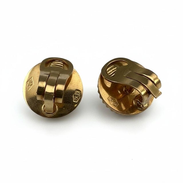 18k Yellow Fluted Gold Lever Back Ear Clips 0.60 Inch by 0.50 Inch, Pair For Sale In New York - Image 6 of 10