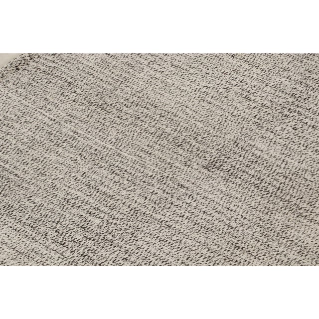 1980s Vintage Turkish Contemporary Gray Abstract Pattern Kilim Rug by Rug & Kilim For Sale - Image 5 of 8