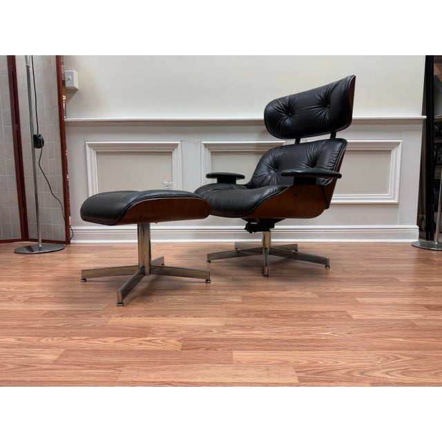 Bring an absolute icon of mid-century design into your home with this exceptional vintage Eames-inspired lounge chair and...