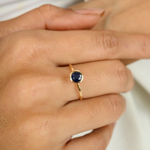 Dainty Brilliant Blue Sapphire Ring in 14k Yellow Gold Size 6.5 For Sale - Image 4 of 11