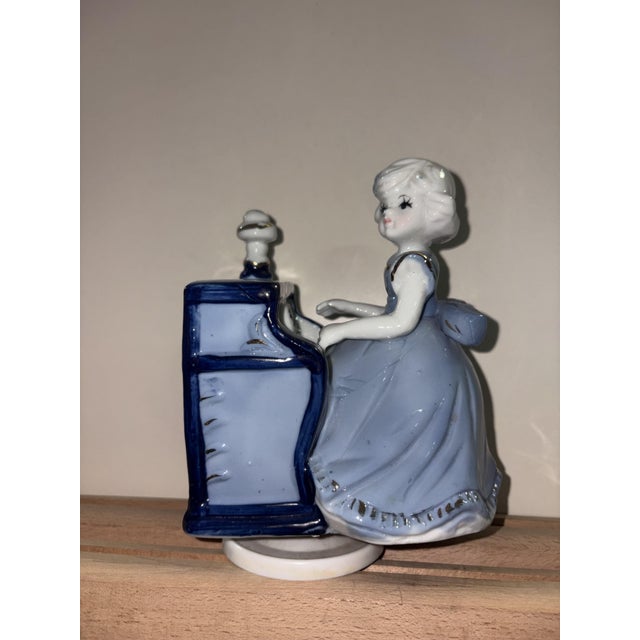 Ceramic statue with music box that plays, height 17 cm, depth 13 cm, width 10 cm