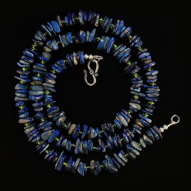 2020s 33-Inch Striking Combination of Lapis Lazuli and Green Czech Beads Necklace For Sale - Image 5 of 11