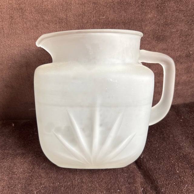 American 1950s Mid-Century Federal Glass Company Star Clear Glass Pitcher With Four Small Juice Glasses For Sale - Image 3 of 12