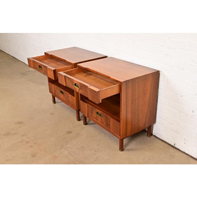 1960s 1960s John Widdicomb Mid-Century Modern Hollywood Regency Sculpted Walnut Nightstands, Pair For Sale - Image 5 of 12