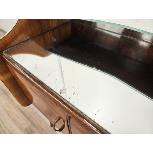 Wood Art Deco Bedside Tables in Walnut Burl with Mirrored Shelves and Brass Handles, 1950, Set of 2 For Sale - Image 7 of 18