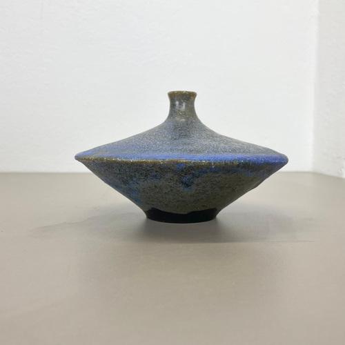 Abstract Ceramic Studio Pottery UFO Vase from Gerhard Liebenthron, 1968 For Sale - Image 4 of 18