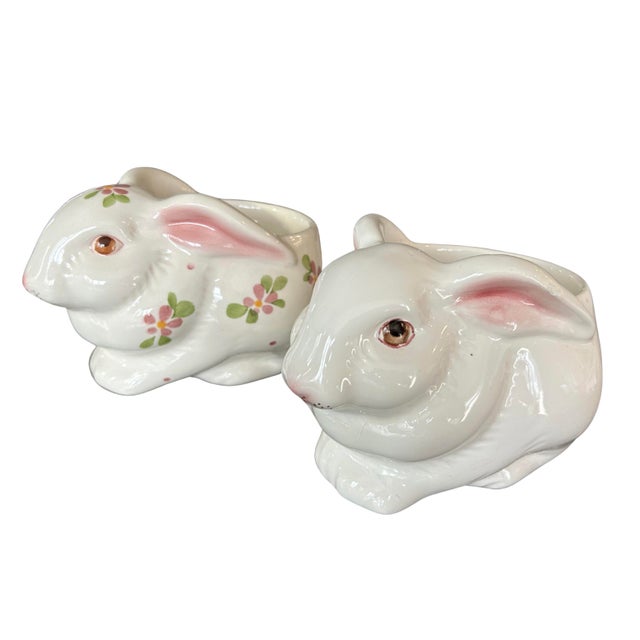 Farmhouse Pair of Vintage Avon Bunny Ceramic Planters – Handcrafted Floral Medley Spring Rabbit Decor, Made in Brazil, 1980s Collectible Set For Sale - Image 3 of 12