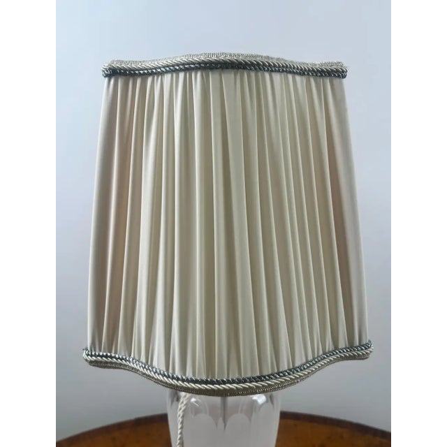 1940s Vintage Neoclassical Style Frosted Glass Urn Table Lamps, Silver Base, a Pair For Sale - Image 5 of 13