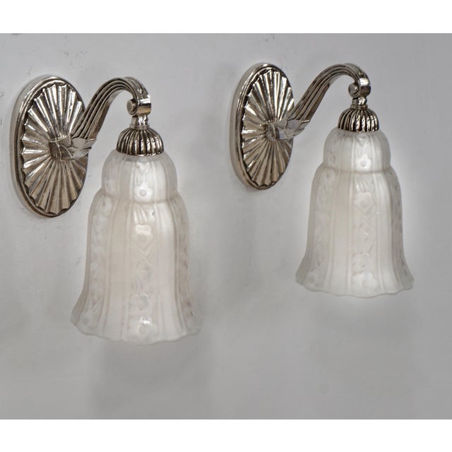 Hettier & Vincent A wonderful pair of 1925-1930 French art deco wall sconces in nickel plated bronze and clear frosted...