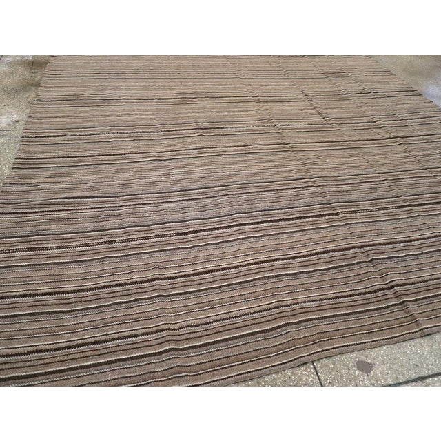 Galerie Shabab Collection Mid-20th Century Turkish Flatweave Kilim Carpet For Sale In New York - Image 6 of 8