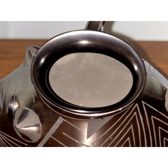 Mid 20th Century Mata Ortiz Blackware Fish Vase by Carolina – Etched Geometric Motifs For Sale In Pittsburgh - Image 6 of 10