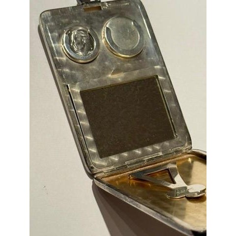 Art Deco Vintage Elgin Art Deco Period Sterling Silver Ladies Dance Purse Compact Mirror With Coin Slots and Silver Mesh Wrist Strap For Sale - Image 3 of 16