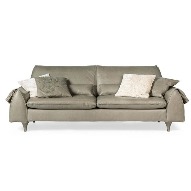 The Eve Bag sofa features a structure of multi-layered solid wood and 80 mm elastic belts. The padding is made of...