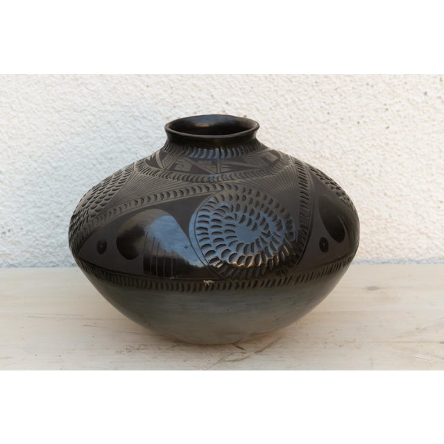 1960s Engraved Black Clay Mata Ortiz Olla For Sale - Image 5 of 11