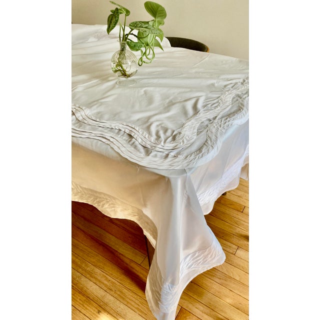 The Sethi and Sethi White Taffeta Tablecloth with Scallop Piping Embellishment is a modern and elegant piece perfect for...
