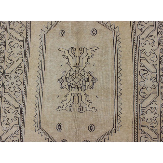 Vintage Cream and Charcoal Turkish Oushak Rug With Stylized Medallion Design For Sale In Atlanta - Image 6 of 9