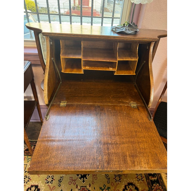Early 20th Century slant front Secretary/vanity desk. Crafted from quarter-sawn oak giving it that tiger oak pattern Style...