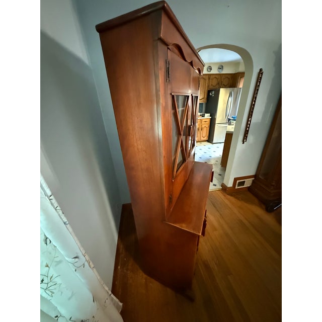 Auburn Mid 20th Century Cushman Colonial Creations China Cabinet No. 6024, Herman deVries Modern Rustic For Sale - Image 8 of 9