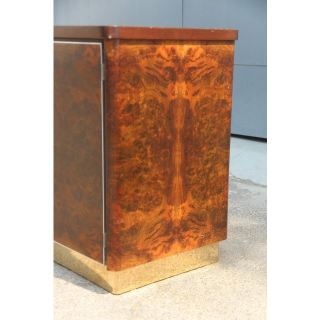 Walnut Burl and Brass Sideboard by Carlo Torriggiani, 1970 For Sale - Image 4 of 16