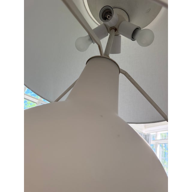 Mid-Century Modern Pair of Medium White Glass Tables Lamp Attributed to Max Ingrand for Fontana Arte Model 1853, Italy For Sale - Image 3 of 4