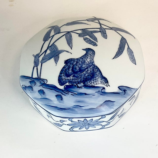 Mid-Century Chinoiserie Hollywood Regency Blue-White Two Partridge Octagonal Box. For Sale - Image 4 of 7