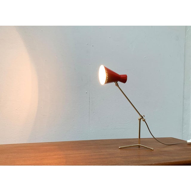 Mid-CCentury table lamp with a striking tripod foot. A factual design with elegant shapes. Due to its changeability, this...
