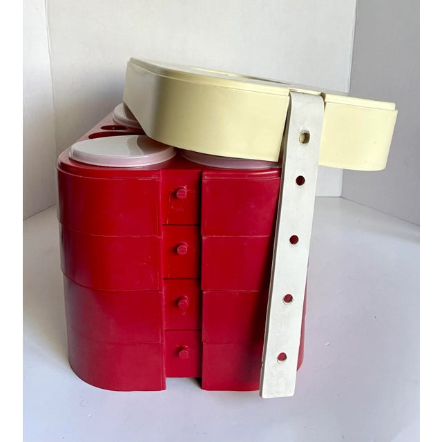1960's Retro Hampa Red Stacking Plastic Picnic Box for 4 For Sale In Los Angeles - Image 6 of 13