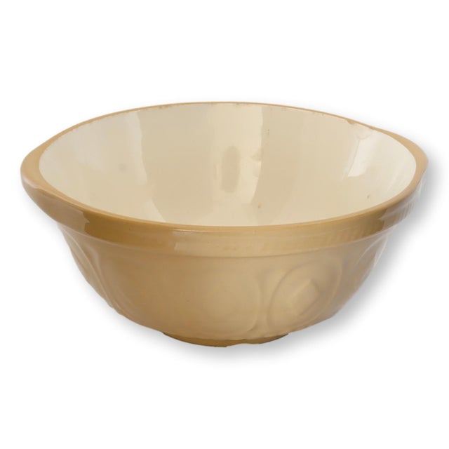 Classic English Cloverleaf self-tilting mixing bowl from the 1980s. Warm cream glaze with the signature flat rim that...