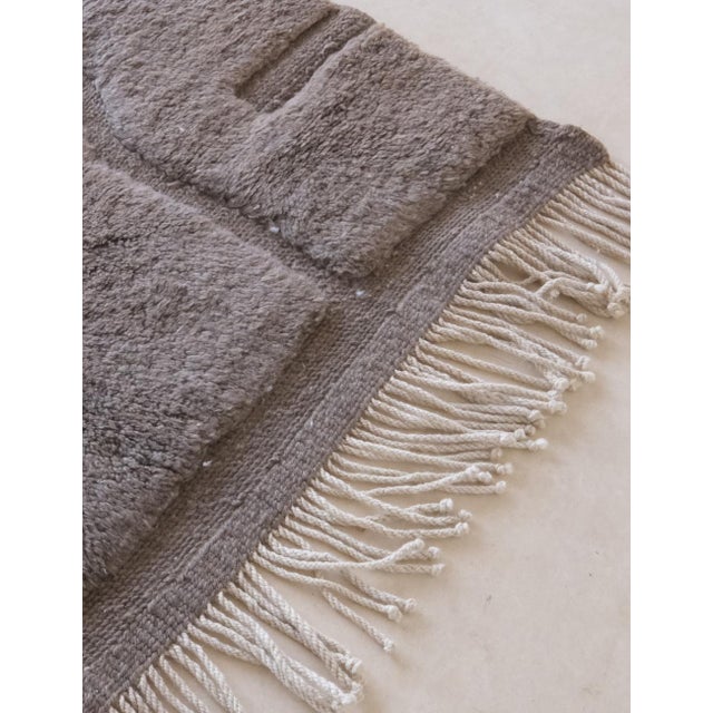 Moroccan Taupe Beni MRirt Wool Rug - 8.2 X 5.4 Ft For Sale - Image 10 of 10