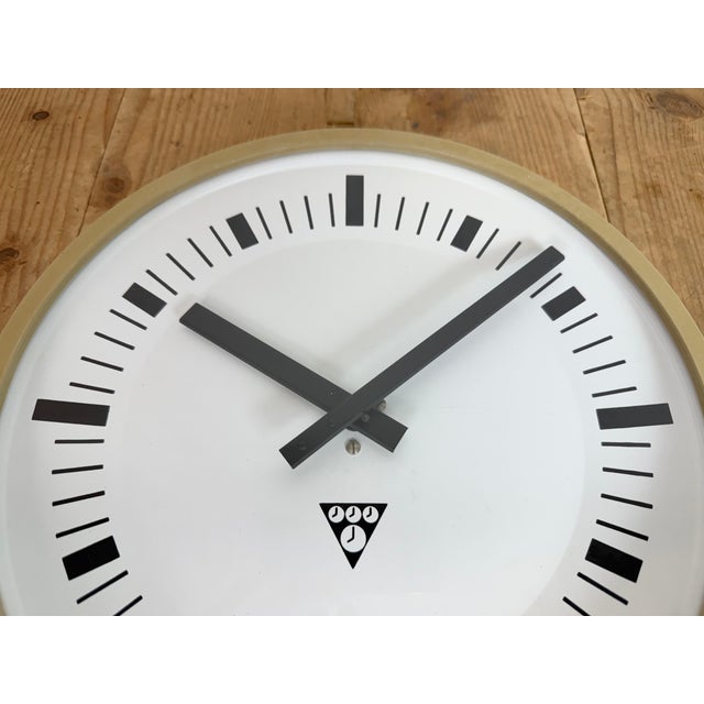 Industrial Beige Bakelite Wall Clock from Pragotron, 1970s For Sale - Image 11 of 18