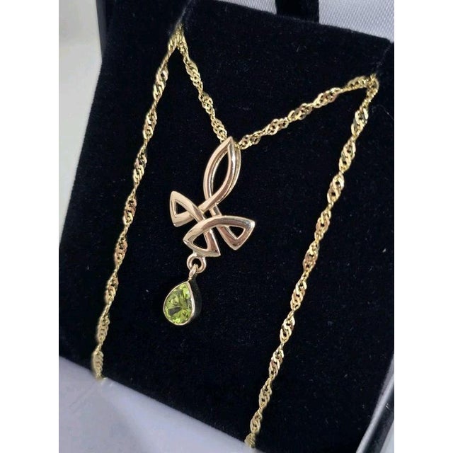 Mid-Century 9 Carat Yellow Gold Celtic Knot Peridot Pendant and Chain For Sale - Image 3 of 14