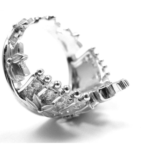 Contemporary Carrera Y Carrera 18k White Gold Mi Princess Crown Diamond Ring, size 6.75 For Sale - Image 3 of 6