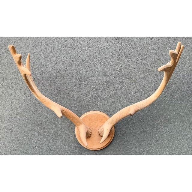 This vintage carved wood antler wall mount brings naturalistic rustic character to a room through its carefully carved...
