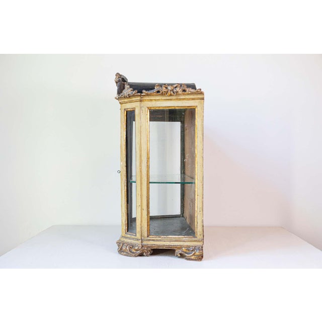 Petite 18th Century Venetian Painted Wood Rococo Vitrine with Carved Crest For Sale - Image 4 of 10
