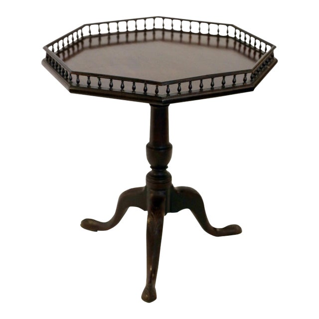 18th century Chippendale Mahogany Tilt-Top Table For Sale