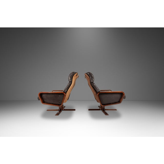 Mid-Century Modern Set of Two (2) Scandinavian Modern Reclining Lounge Chairs & Ottomans by Soda Galvano for Vatne Mobler, Norway, C. 1970s For Sale - Image 3 of 18