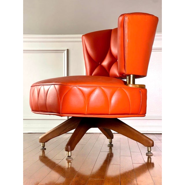 1960s Set of 3 Faux Leather Swivel Lounge Chairs Attributed to Kroehler For Sale In Philadelphia - Image 6 of 18
