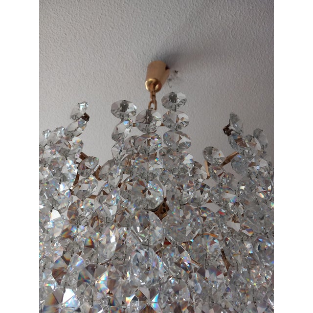 The crystal chandelier is produced by the renowned Austrian lighting manufacturer Bakalowits & Söhne, whose chandeliers...