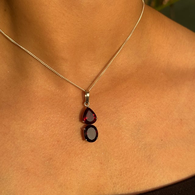 Classic 9.4 Carat Red Garnet Pendant for Women Set in 925 Silver For Sale - Image 9 of 18