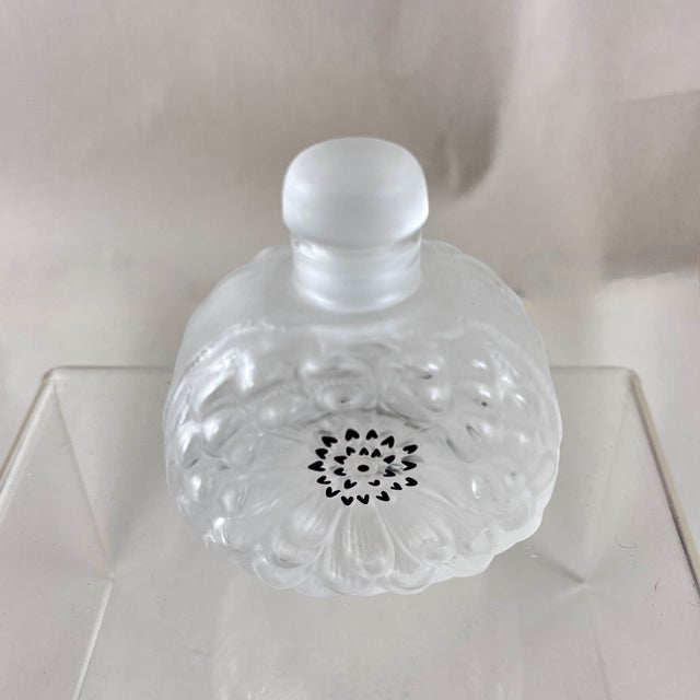 Art Nouveau Lalique Crystal Dahlia Perfume Bottle For Sale - Image 3 of 8